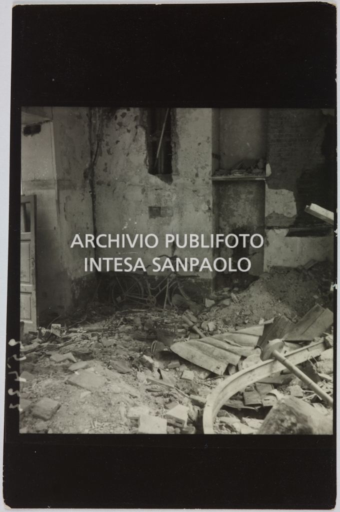 Interno del magazzino Upim, in viale Vittorio Veneto a Milano, gravemente danneggiato dai bombardamenti e ingombro di macerie