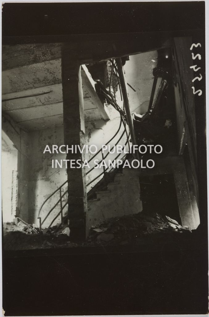 Scala all'interno del magazzino Upim, in viale Vittorio Veneto a Milano, gravemente danneggiato dai bombardamenti e ingombro di macerie