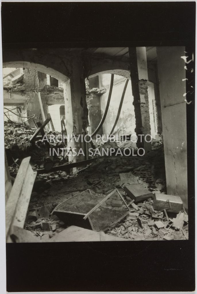 Interno del magazzino Upim, in viale Vittorio Veneto a Milano, distrutto dai bombardamenti e ingombro di macerie