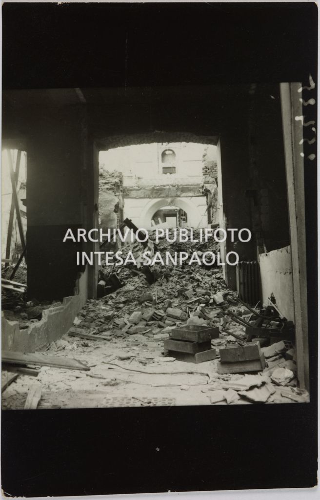 Interno del magazzino Upim, in viale Vittorio Veneto a Milano, distrutto dai bombardamenti e ingombro di macerie