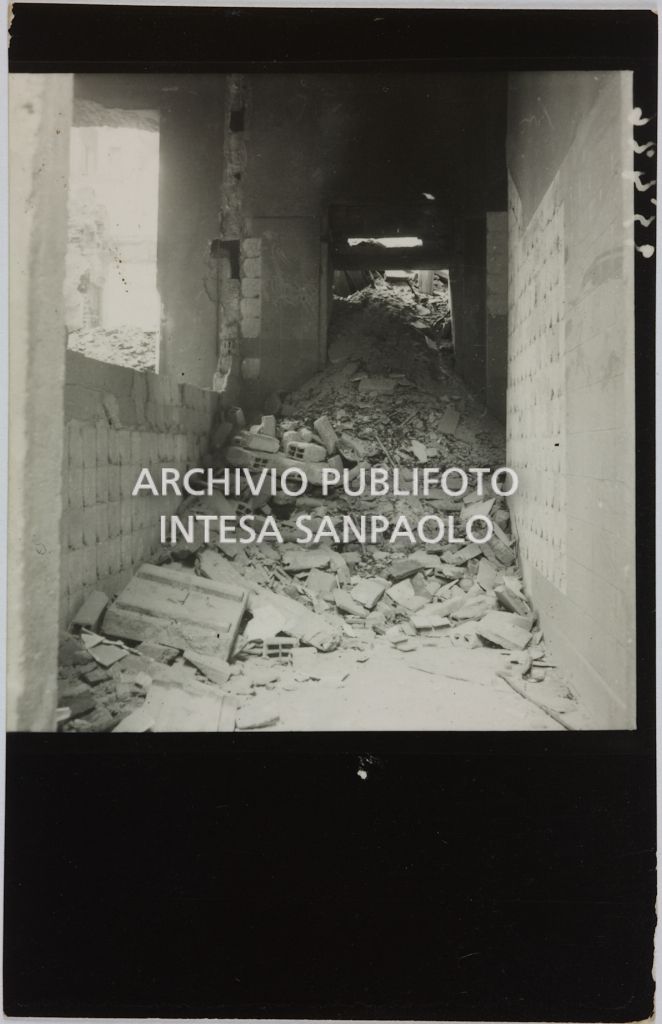 Interno del magazzino Upim, in viale Vittorio Veneto a Milano, distrutto dai bombardamenti e ingombro di macerie