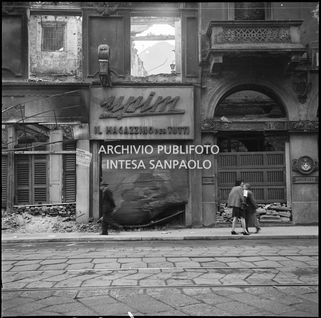 Ingresso del magazzino Upim in corso Vittorio Emanuele II a Milano, gravemente danneggiato dai bombardamenti così come l'edificio che lo ospita