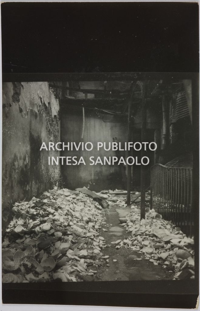 Interno del magazzino Upim, in viale Vittorio Veneto a Milano, gravemente danneggiato dai bombardamenti e ingombro di macerie e merce distrutta