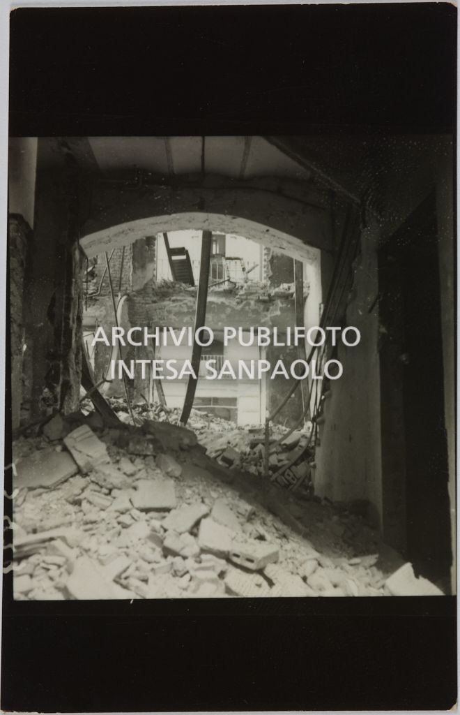 Interno del magazzino Upim, in viale Vittorio Veneto a Milano, distrutto dai bombardamenti e ingombro di macerie