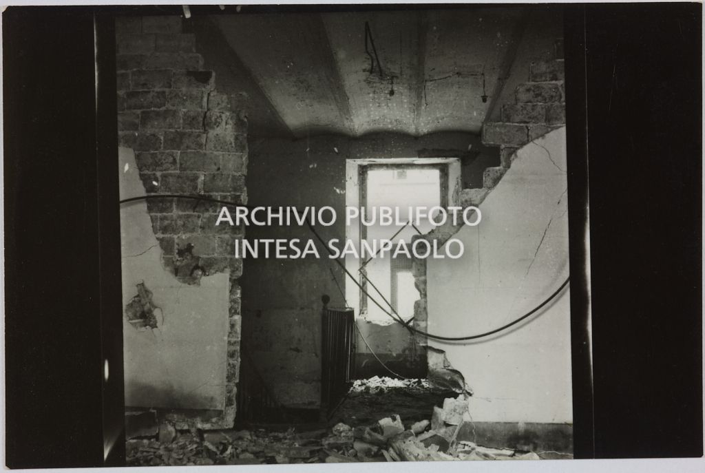 Interno del magazzino Upim, in viale Vittorio Veneto a Milano, gravemente danneggiato dai bombardamenti e ingombro di macerie