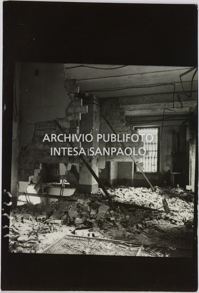 Interno del magazzino Upim, in viale Vittorio Veneto a Milano, gravemente danneggiato dai bombardamenti e ingombro di macerie