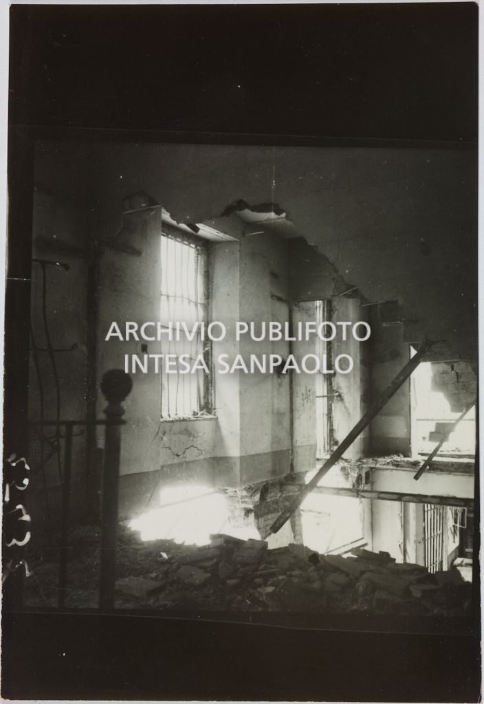 Interno del magazzino Upim, in viale Vittorio Veneto a Milano, gravemente danneggiato dai bombardamenti e ingombro di macerie