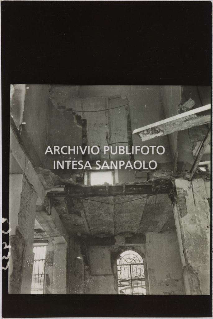 Interno del magazzino Upim, in viale Vittorio Veneto a Milano, sventrato dai bombardamenti