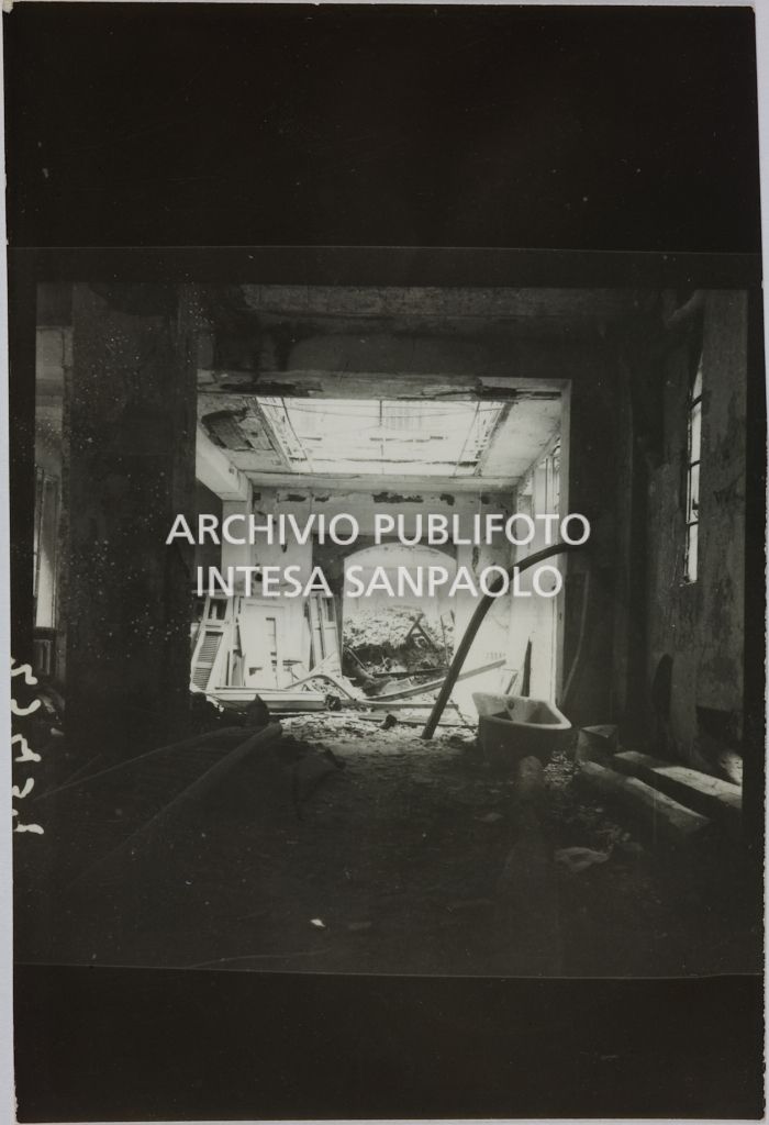 Interno del magazzino Upim, in viale Vittorio Veneto a Milano, gravemente danneggiato dai bombardamenti e ingombro di macerie