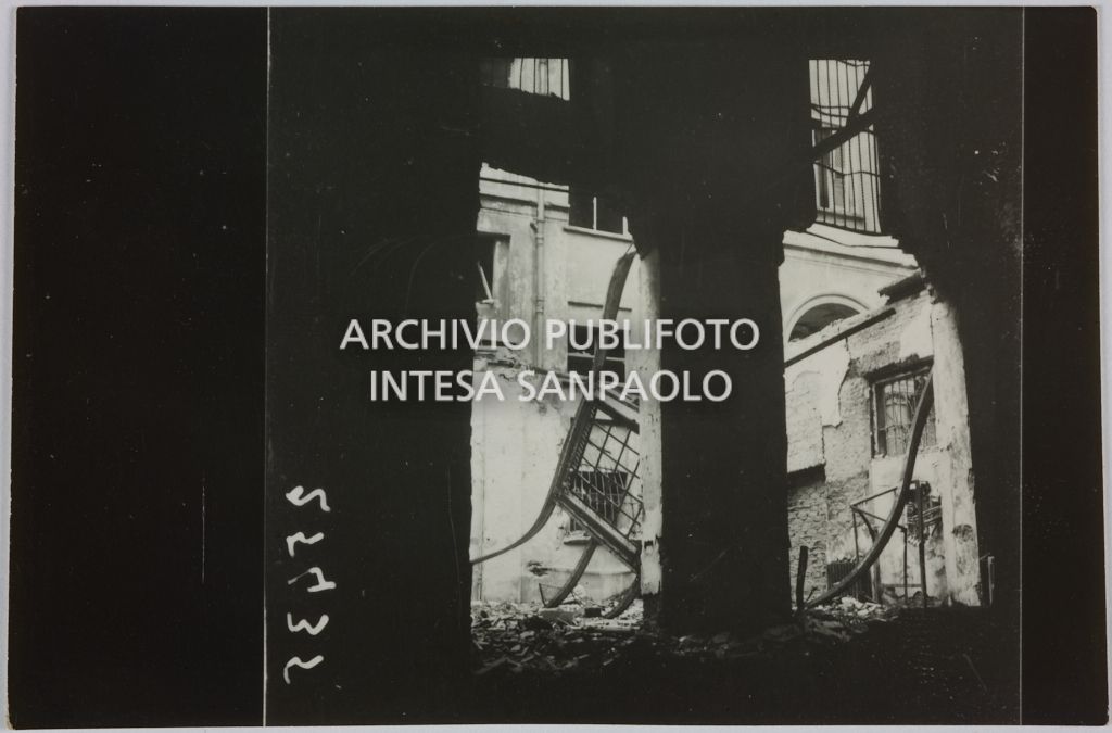 Scorcio dell'interno del magazzino Upim, in viale Vittorio Veneto a Milano, sventrato dai bombardamenti e ingombro di macerie