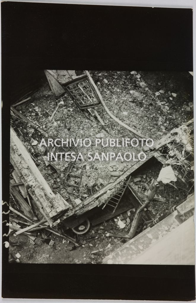Scorcio dall'alto del magazzino Upim, in viale Vittorio Veneto a Milano, distrutto dai bombardamenti e ingombro di macerie