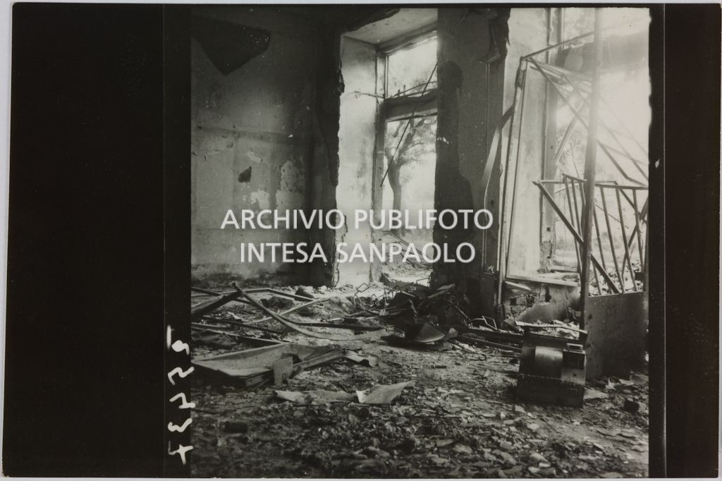 Interno del magazzino Upim, in viale Vittorio Veneto a Milano, sventrato dai bombardamenti e ingombro di macerie