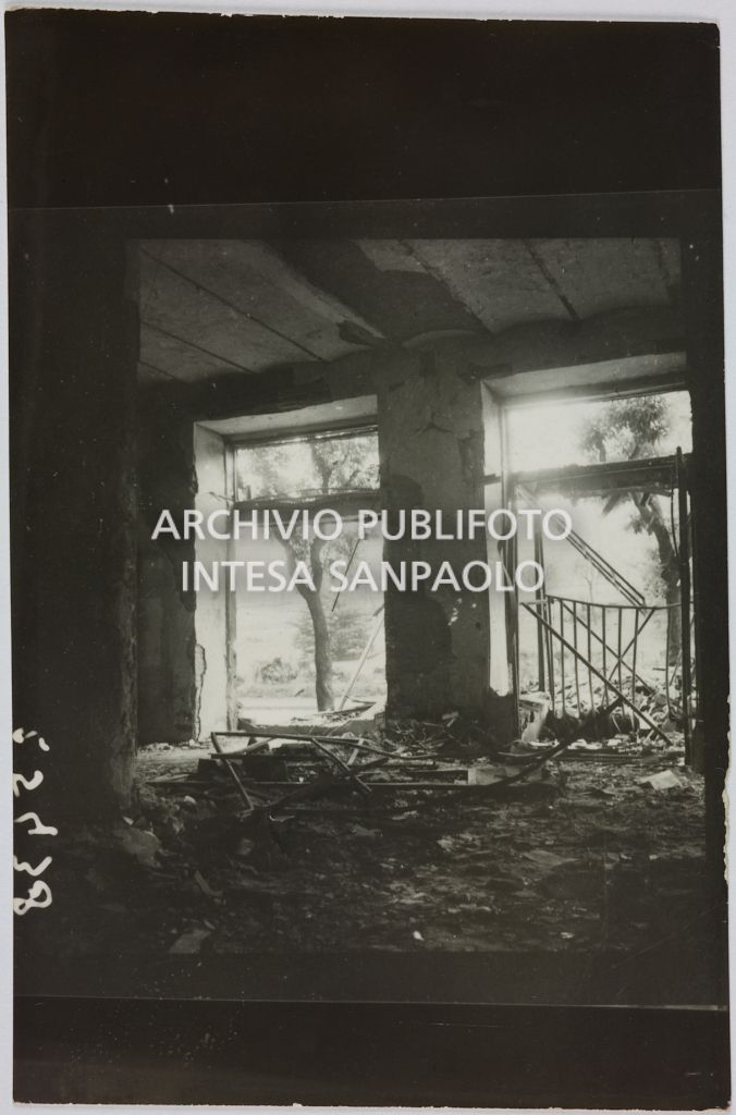 Interno del magazzino Upim, in viale Vittorio Veneto a Milano, sventrato dai bombardamenti e ingombro di macerie
