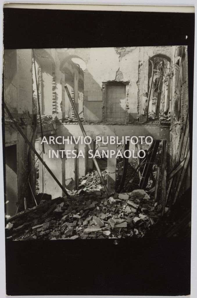 Interno del magazzino Upim, in viale Vittorio Veneto a Milano, sventrato dai bombardamenti e ingombro di macerie