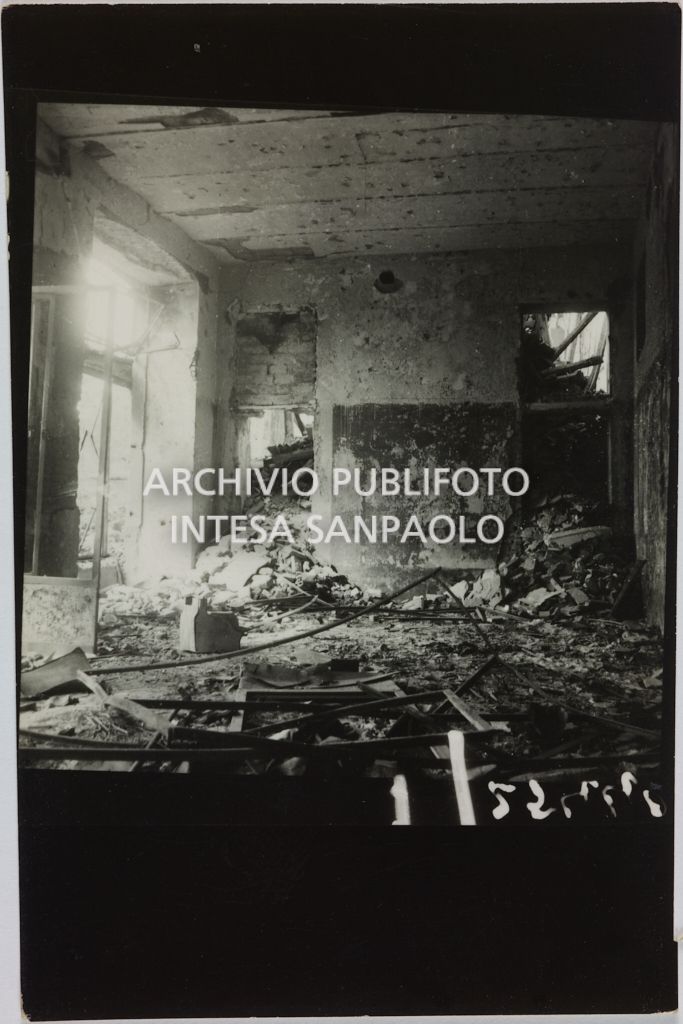 Interno del magazzino Upim, in viale Vittorio Veneto a Milano, gravemente danneggiato dai bombardamenti e ingombro di macerie