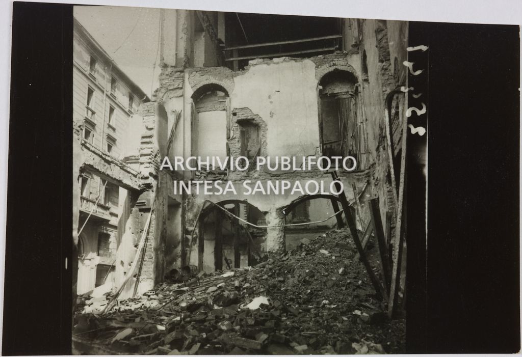 Magazzino Upim, in viale Vittorio Veneto a Milano, sventrato dai bombardamenti e ingombro di macerie