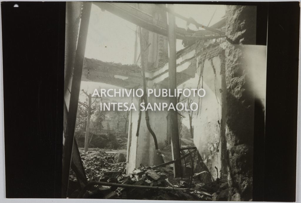 Interno del magazzino Upim, in viale Vittorio Veneto a Milano, sventrato dai bombardamenti e ingombro di macerie