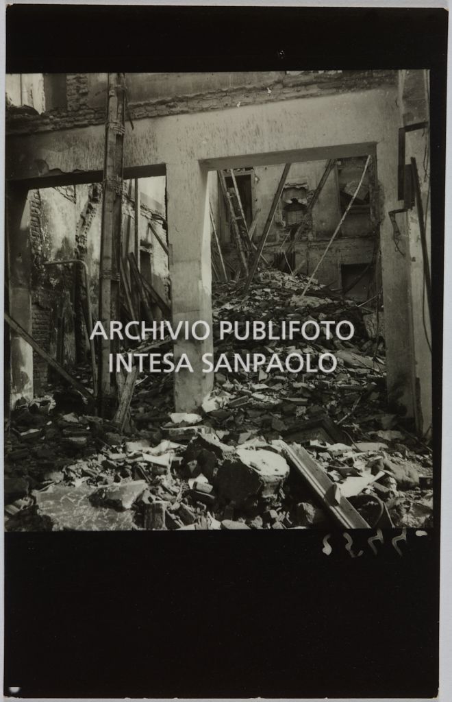 Interno del magazzino Upim, in viale Vittorio Veneto a Milano, sventrato dai bombardamenti e ingombro di macerie