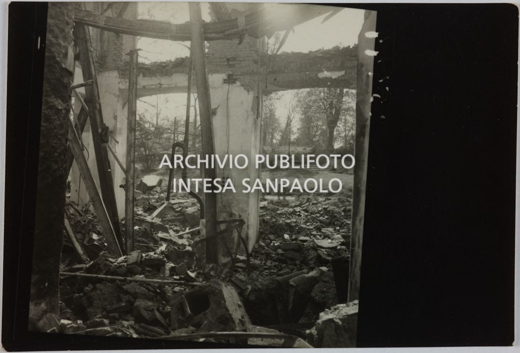 Interno del magazzino Upim, in viale Vittorio Veneto a Milano, sventrato dai bombardamenti e ingombro di macerie. Sullo sfondo i Bastioni di Porta Venezia