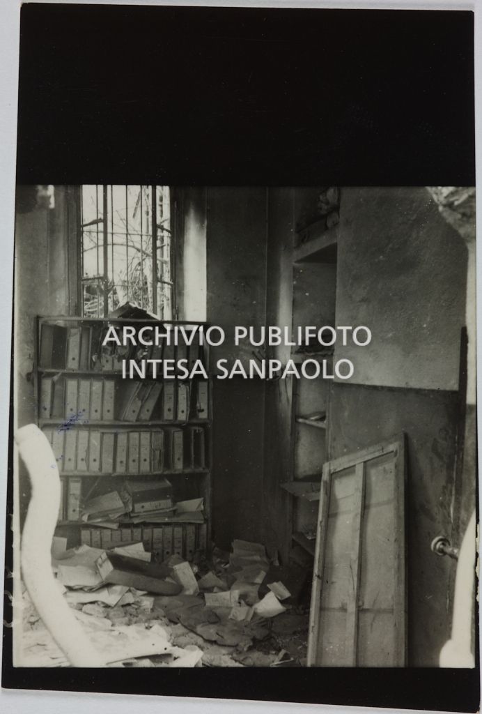 Interno di un ufficio del magazzino Upim, in viale Vittorio Veneto a Milano, danneggiato dai bombardamenti