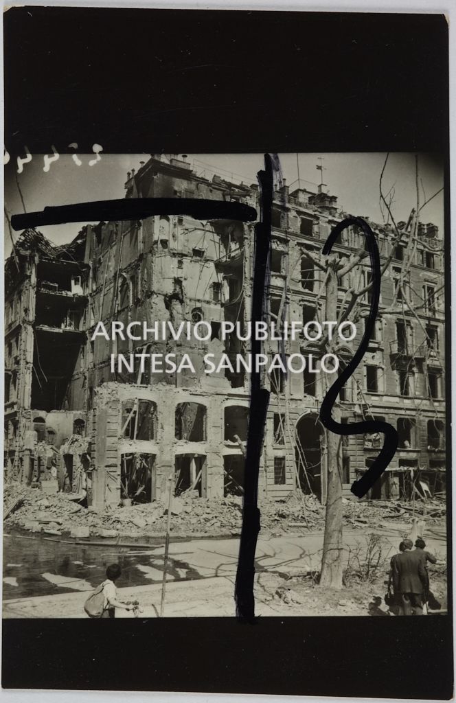 Edificio, che ospitava un magazzino Upim, in viale Vittorio Veneto a Milano sventrato dai bombardamenti.