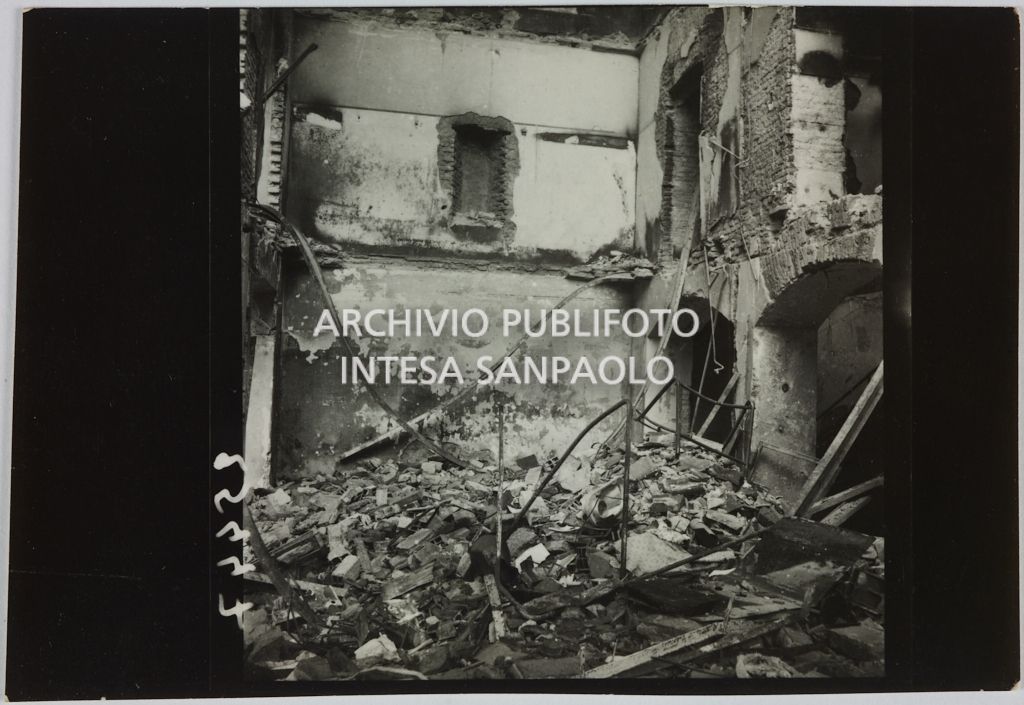 Interno del magazzino Upim, in viale Vittorio Veneto a Milano, sventrato dai bombardamenti e ingombro di macerie