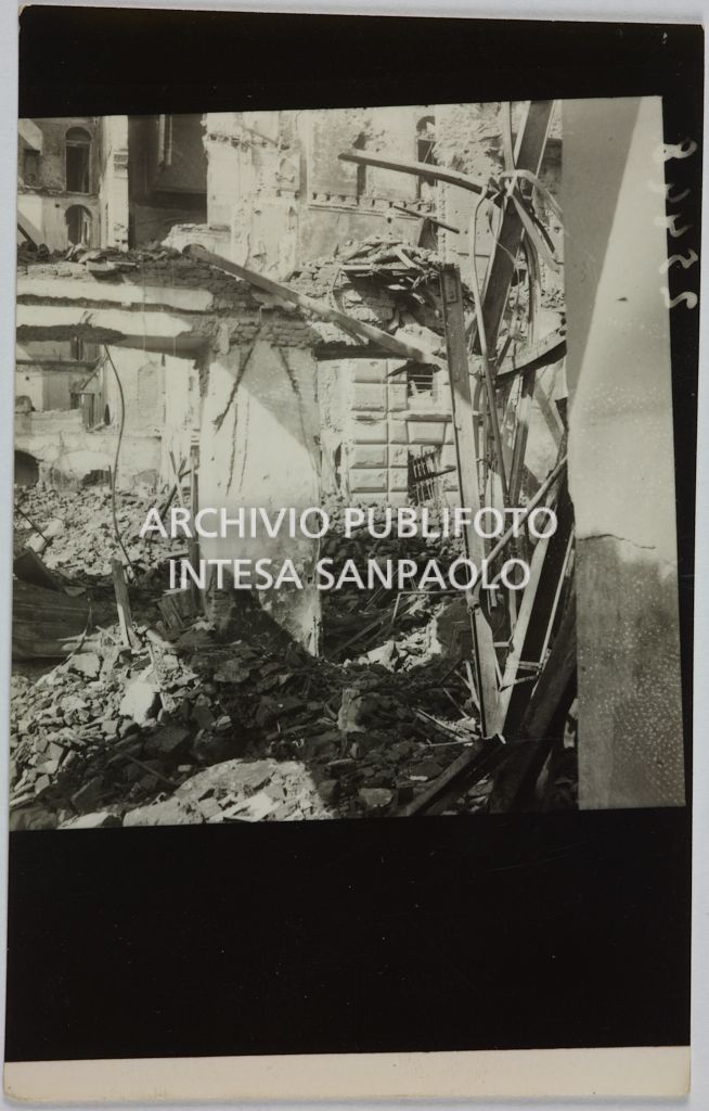 Interno del magazzino Upim, in viale Vittorio Veneto a Milano, sventrato dai bombardamenti e ingombro di macerie
