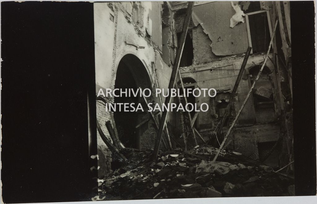 Edificio che ospitava il magazzino Upim, in viale Vittorio Veneto a Milano, sventrato dai bombardamenti e ingombro di macerie