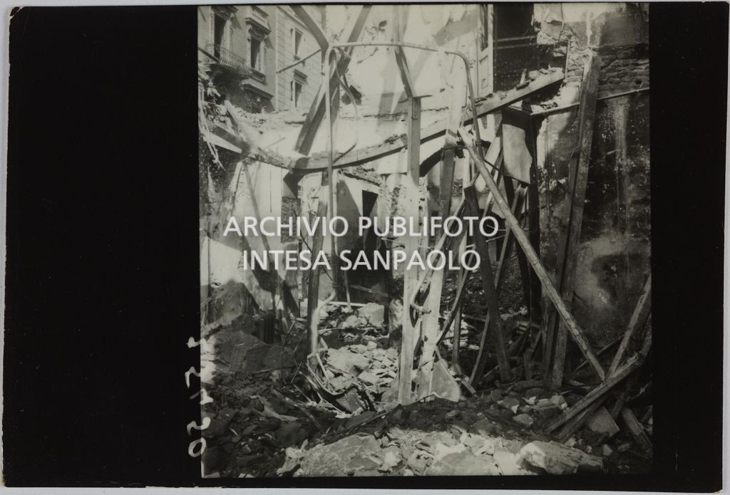 Interno del magazzino Upim, in viale Vittorio Veneto a Milano, sventrato dai bombardamenti e ingombro di macerie