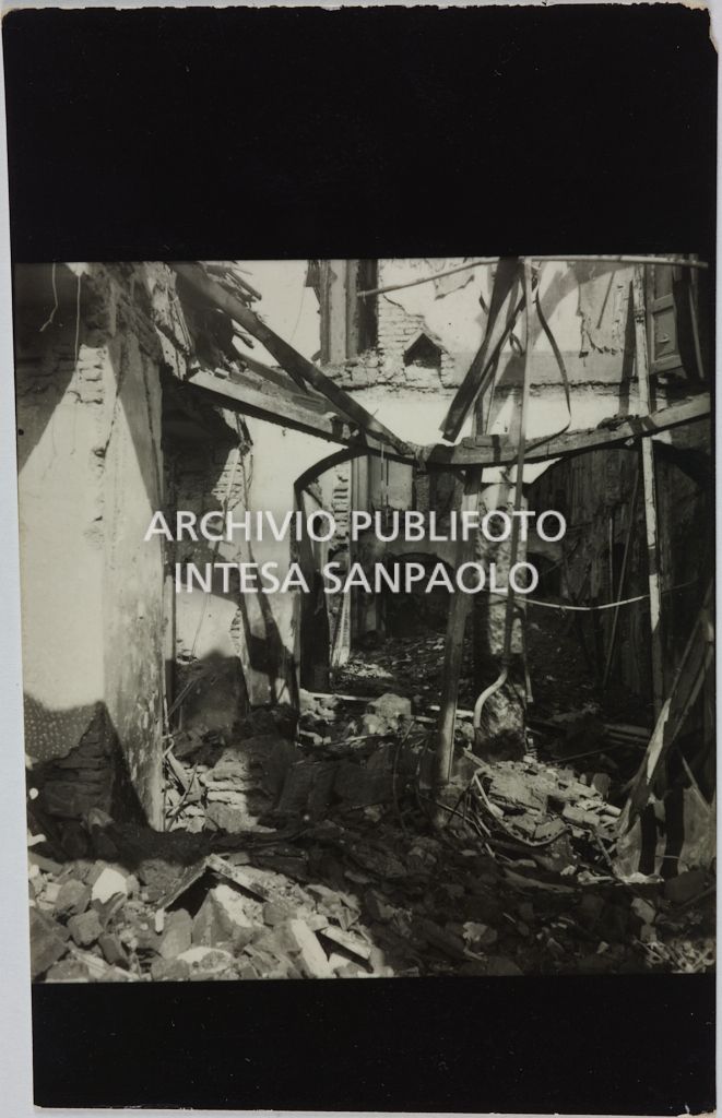Interno del magazzino Upim, in viale Vittorio Veneto a Milano, gravemente danneggiato dai bombardamenti e ingombro di macerie