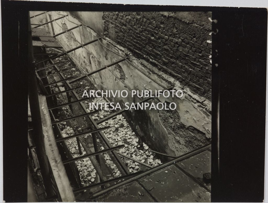 Scorcio dall'alto del magazzino Upim, in viale Vittorio Veneto a Milano, gravemente danneggiato dai bombardamenti e ingombro di maceria distrutta