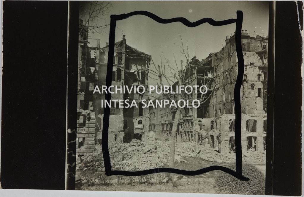 Edifici distrutti dai bombardamenti tra via Lodovico Settala all'incrocio con viale Vittorio Veneto a Milano