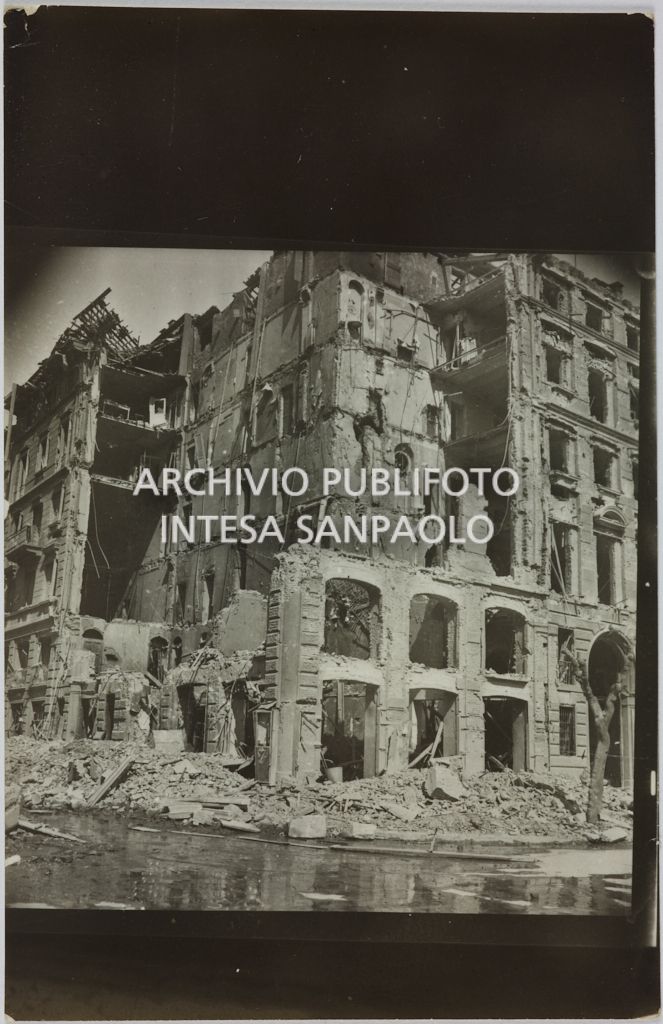 Edificio all'angolo tra via Lodovico Settala e viale Vittorio Veneto, a Milano, distrutto dai bombardamenti, sede del magazzino Upim