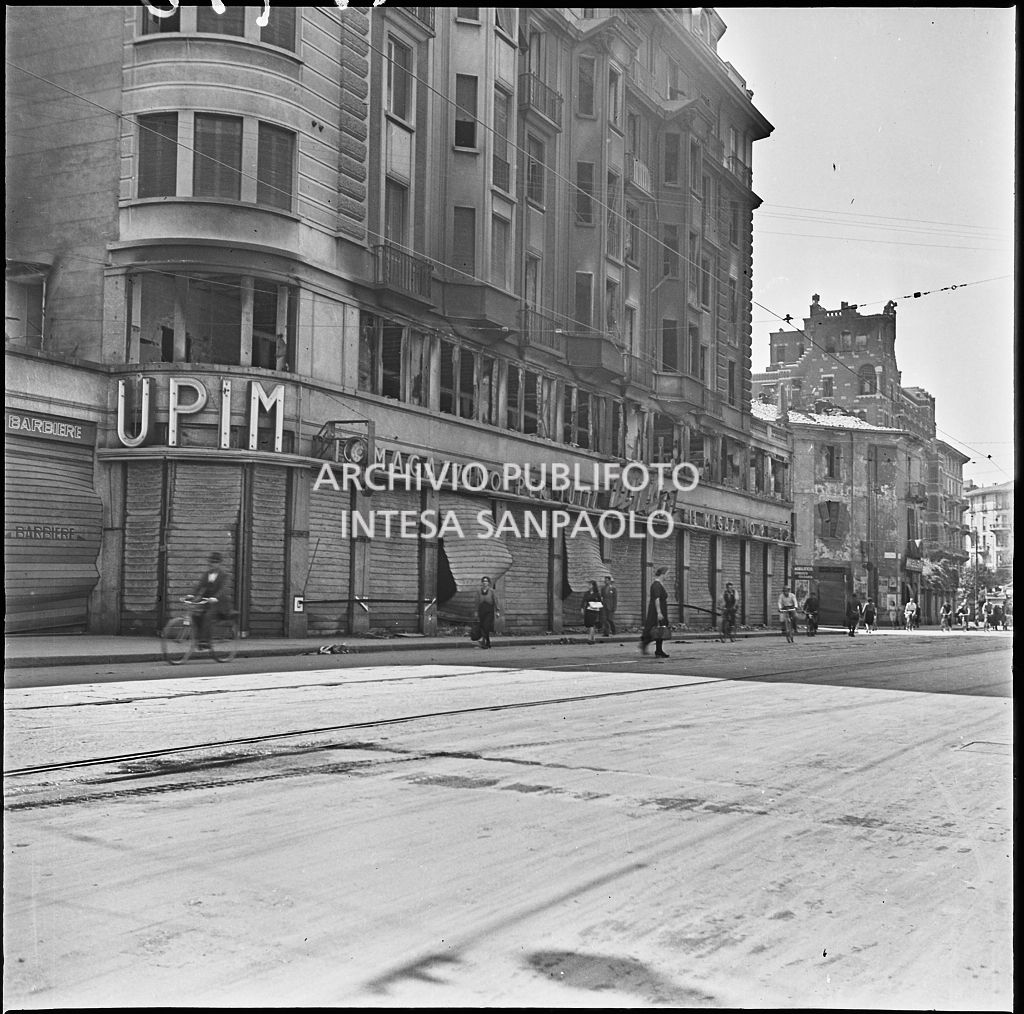 Scorcio esterno del magazzino Upim, in corso Buenos Aires all'angolo con via Annibale Caretta, a Milano, gravemente danneggiato dai bombardamenti