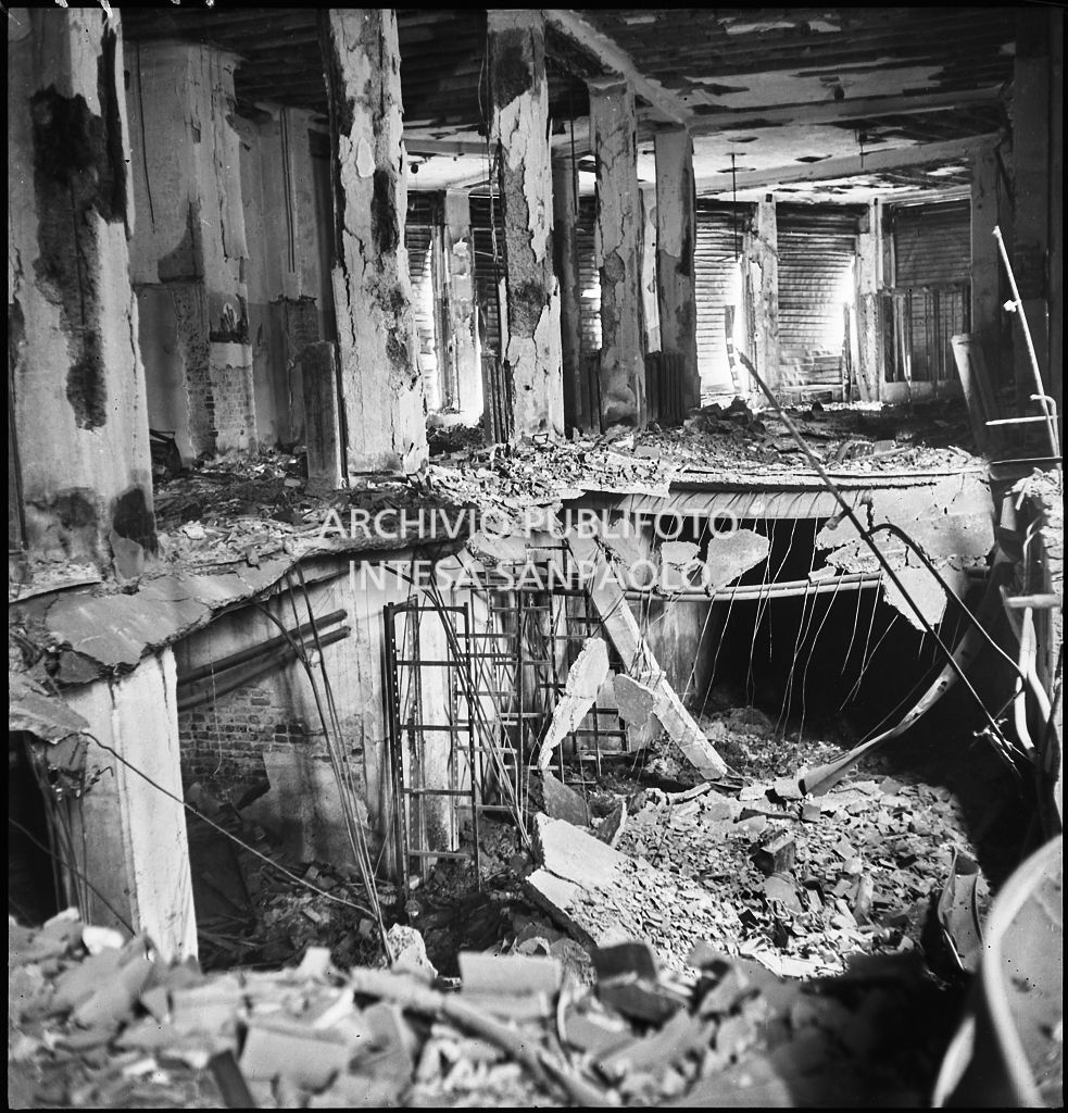 Interno del magazzino Upim, in corso Buenos Aires all'angolo con via Annibale Caretta, a Milano, distrutto dai bombardamenti e ingombro di macerie