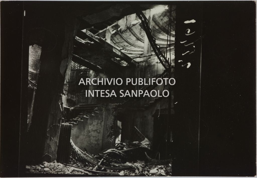 Interno del magazzino Upim, in corso Buenos Aires all'angolo con via Annibale Caretta, a Milano, distrutto dai bombardamenti e ingombro di macerie