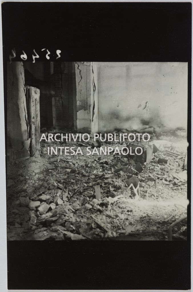 Particolare dell'interno del magazzino Upim, in corso Buenos Aires all'angolo con via Annibale Caretta, a Milano, distrutto dai bombardamenti e ingombro di macerie