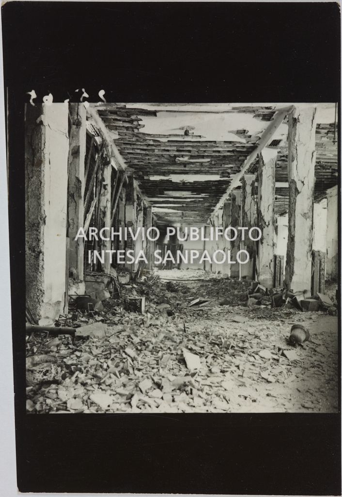 Interno del magazzino Upim, in corso Buenos Aires all'angolo con via Annibale Caretta, a Milano, distrutto dai bombardamenti e ingombro di macerie