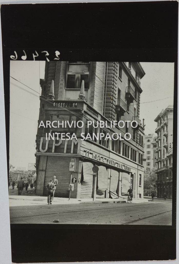 Magazzino Upim, in corso Buenos Aires all'angolo con via Annibale Caretta, a Milano, gravemente danneggiato dai bombardamenti