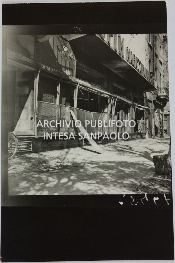 Esterno del magazzino Upim, in corso Buenos Aires all'angolo con via Annibale Caretta, a Milano, gravemente danneggiato dai bombardamenti