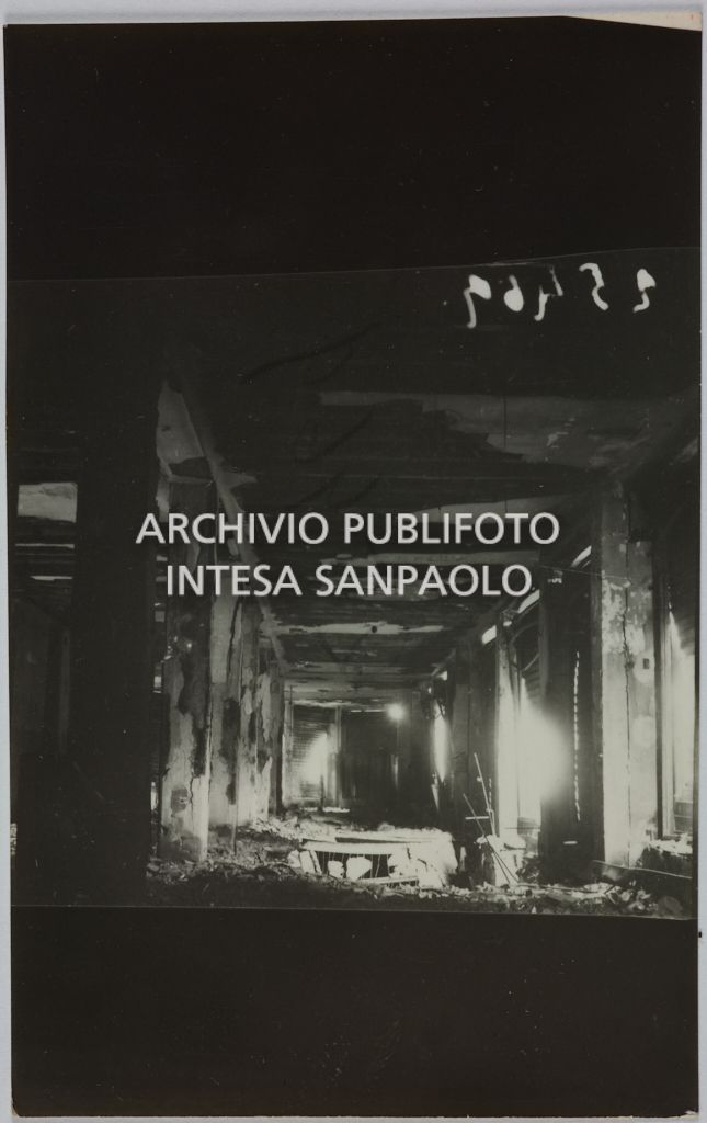 Interno del magazzino Upim, in corso Buenos Aires all'angolo con via Annibale Caretta, a Milano, distrutto dai bombardamenti e ingombro di macerie