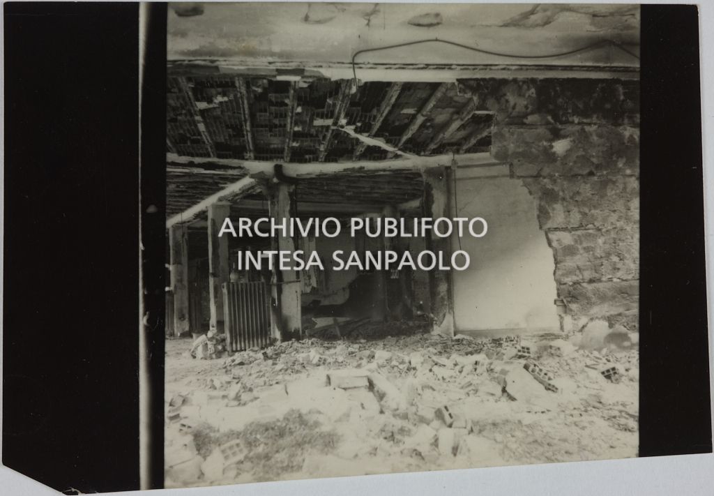 Interno del magazzino Upim, in corso Buenos Aires all'angolo con via Annibale Caretta, a Milano, distrutto dai bombardamenti e ingombro di macerie