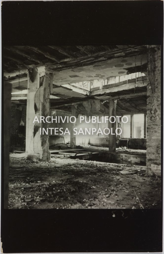 Interno del magazzino Upim, in corso Buenos Aires all'angolo con via Annibale Caretta, a Milano, distrutto dai bombardamenti e ingombro di macerie