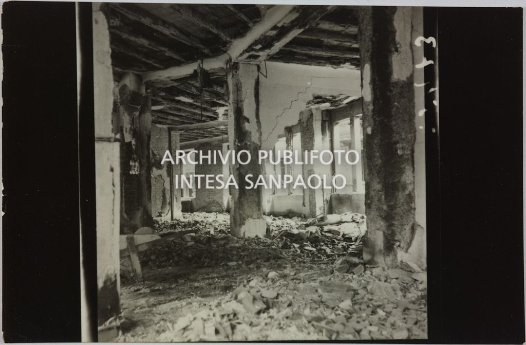 Interno del magazzino Upim, in corso Buenos Aires all'angolo con via Annibale Caretta, a Milano, distrutto dai bombardamenti e ingombro di macerie