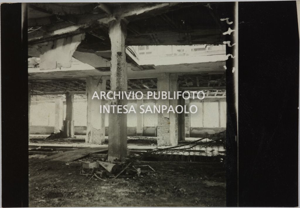 Interno del magazzino Upim, in corso Buenos Aires all'angolo con via Annibale Caretta, a Milano, distrutto dai bombardamenti e ingombro di macerie