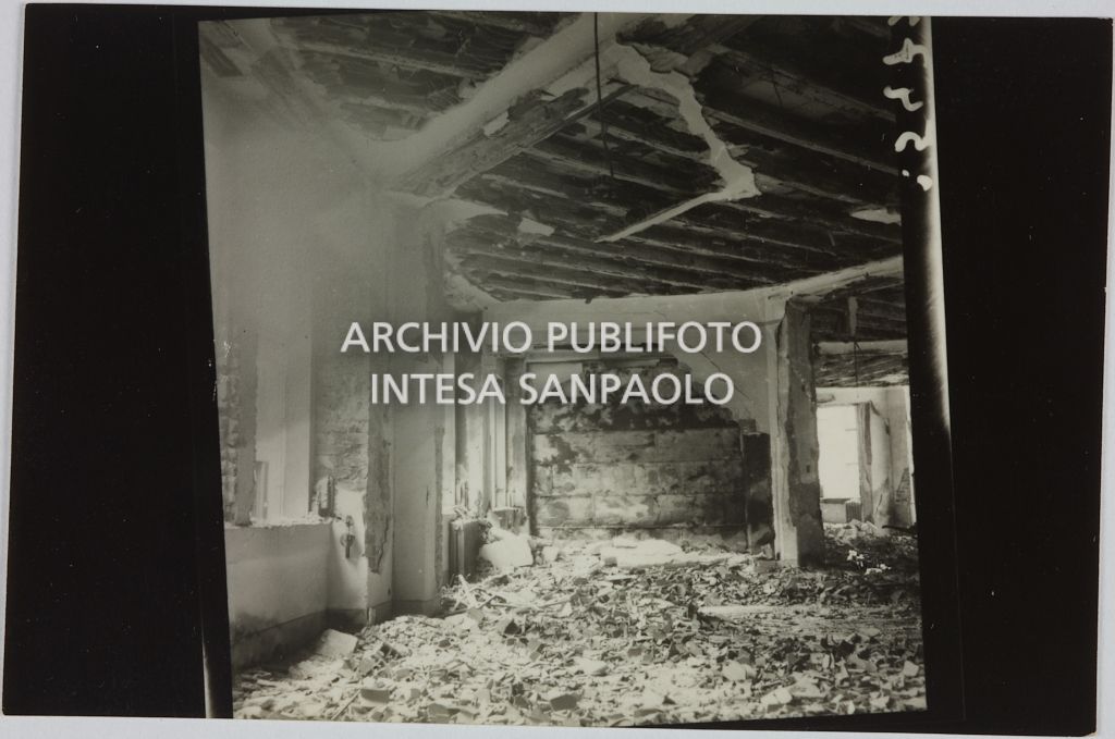 Interno del magazzino Upim, in corso Buenos Aires all'angolo con via Annibale Caretta, a Milano, distrutto dai bombardamenti e ingombro di macerie