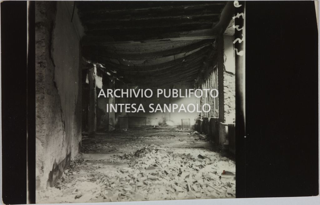 Interno del magazzino Upim, in corso Buenos Aires all'angolo con via Annibale Caretta, a Milano, distrutto dai bombardamenti e ingombro di macerie