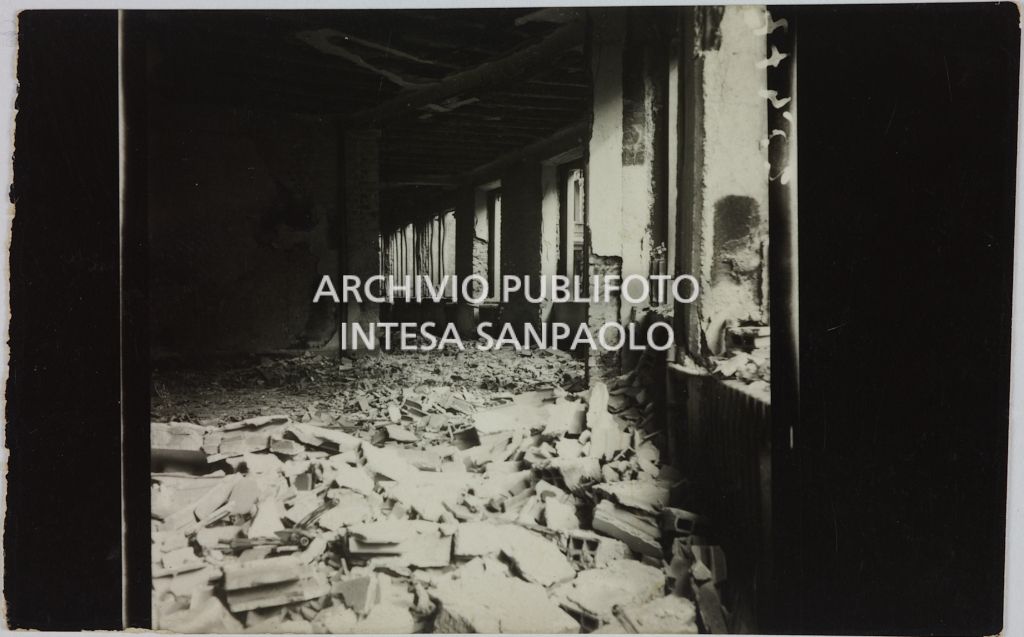 Interno del magazzino Upim, in corso Buenos Aires all'angolo con via Annibale Caretta, a Milano, distrutto dai bombardamenti e ingombro di macerie