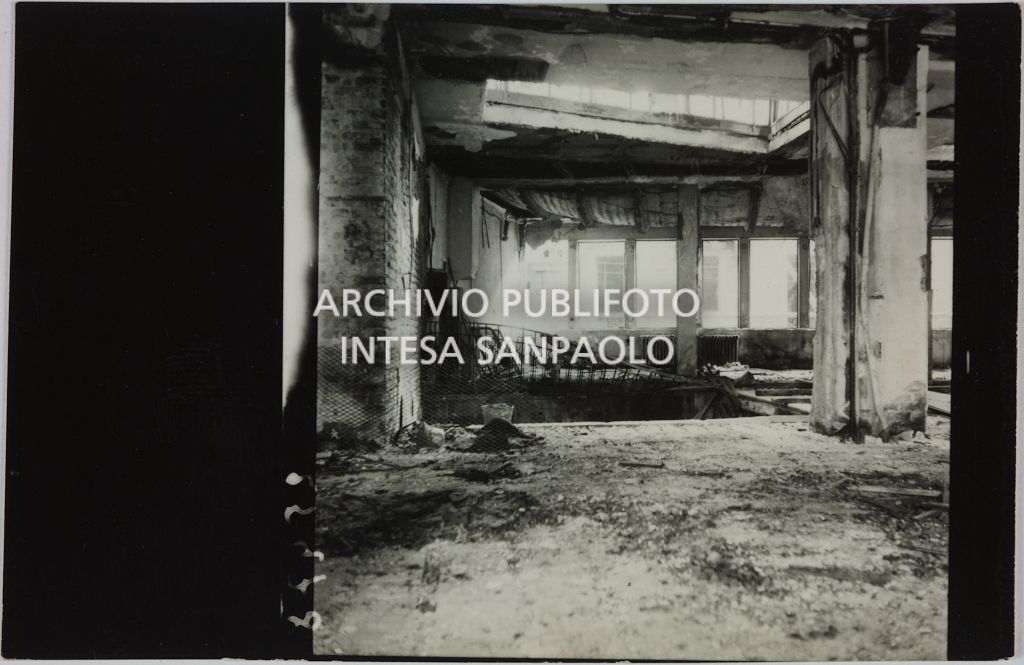 Interno del magazzino Upim, in corso Buenos Aires all'angolo con via Annibale Caretta, a Milano, distrutto dai bombardamenti e ingombro di macerie