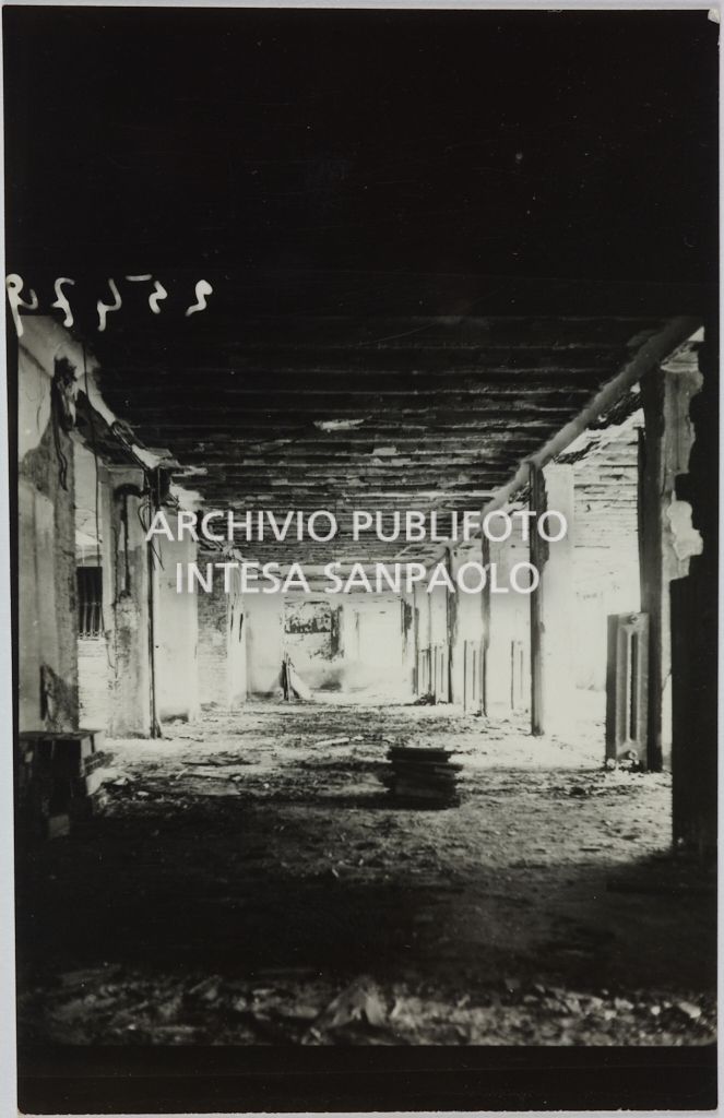Interno del magazzino Upim, in corso Buenos Aires all'angolo con via Annibale Caretta, a Milano, distrutto dai bombardamenti e ingombro di macerie